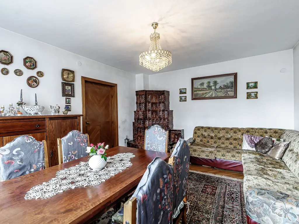 Casă din cărămidă cu 8 camere – zonă liniștită, LIPOVA