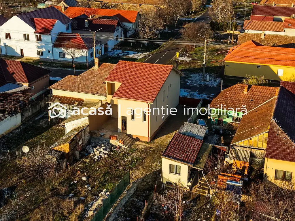 Casă nouă cu etaj semifinalizată, zonă liniștită în Aradul Nou