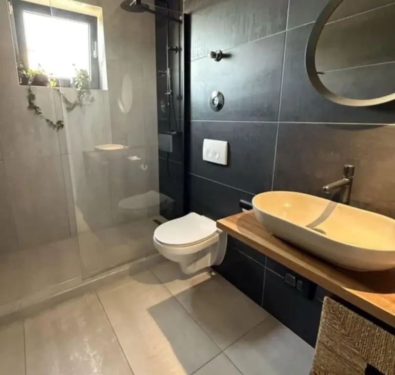 Apartament 2,5 camere chic cu grădină balcon vitrat și mobilier premium