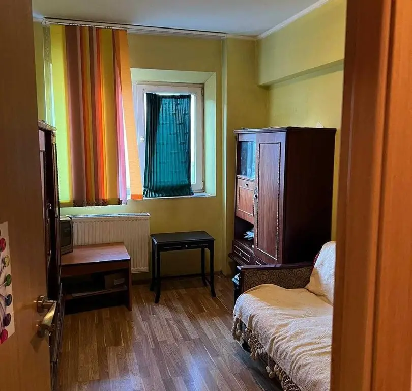 Vand 3 camere dec., confort 1, sos. Alexandriei - Piata Rahova - Teius