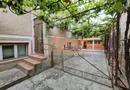 Proprietate individuala-3 apartamente,spatiu comercial,garaje,gradina,curte