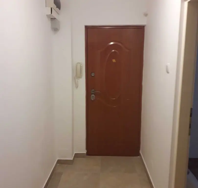 Vând apartament 3 camere , micro 17, destinație spțiu comercial