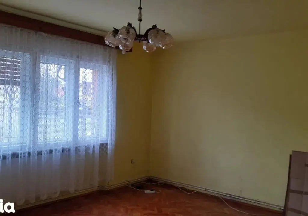 ageuropa.ro vinde ap. 2 cam. la parterul unei case în zona Carpați 2.