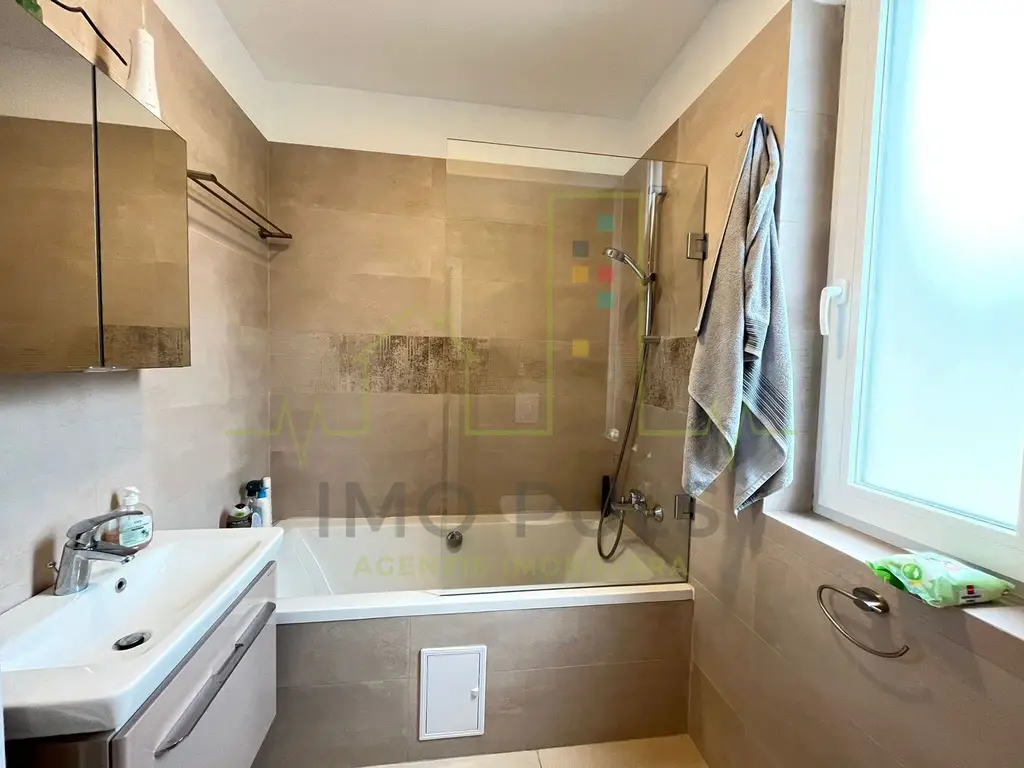 Apartament pe 3 nivele. Terasa 30 mp. 2 Balcoane. 2 Bai. Gradina