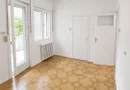 Apartament spațios cu 3 camere, 87 mp utili, 2 garaje, etaj 1 la casă