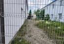 Spațiu industrial modern cu panouri fotovoltaice și acces TIR