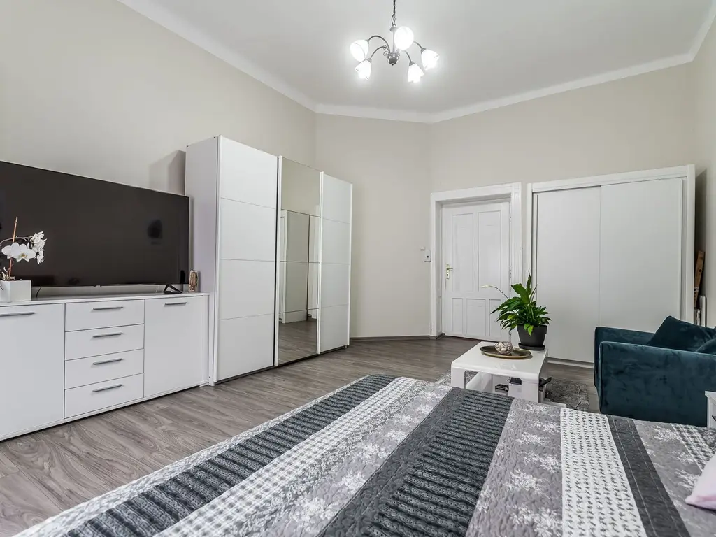 Apartament ultracentral cu 4 camere decomandat, etaj intermediar