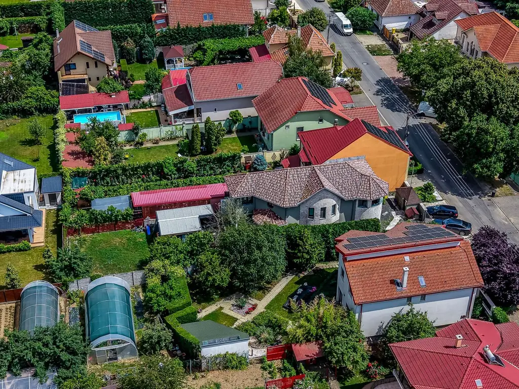 Vilă P+1 | Zona Subcetate | bazin, sală, pista biciclete în vecinătate