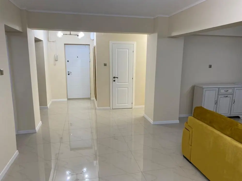 Inchiriez apartament zona Decebal