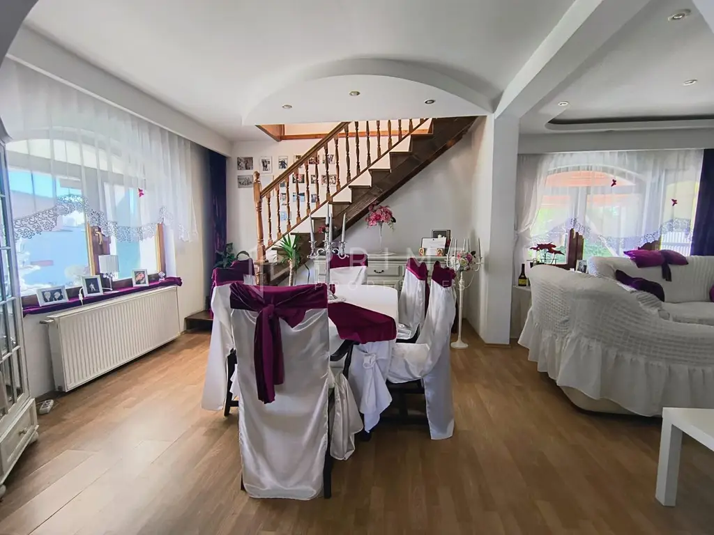 Casa perfectă pentru familie – curte, foișor cu grătar și garaj triplu