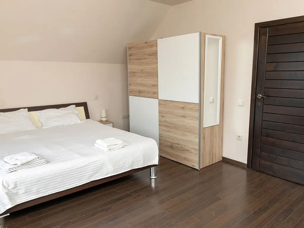 Vilă 5 dormitoare, 4 băi, 2 248mp teren, piscină. Preț: 229 000 E.