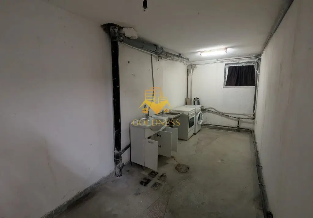 Casa/Spatiu de birou,Andrei Muresanu, 9 Camere,10 Parcari,Curte 2000mp