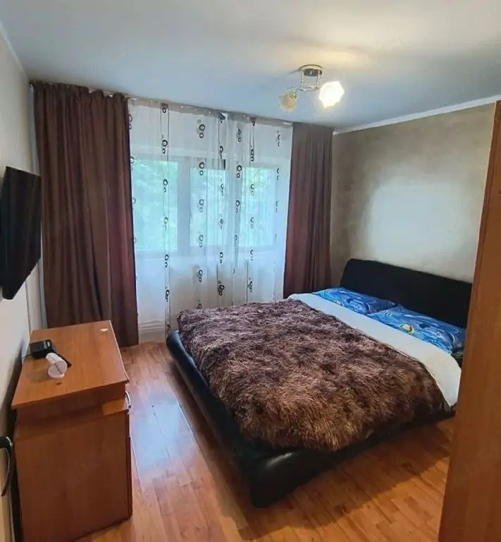 inchiriez apartament 3 camere Micro 16