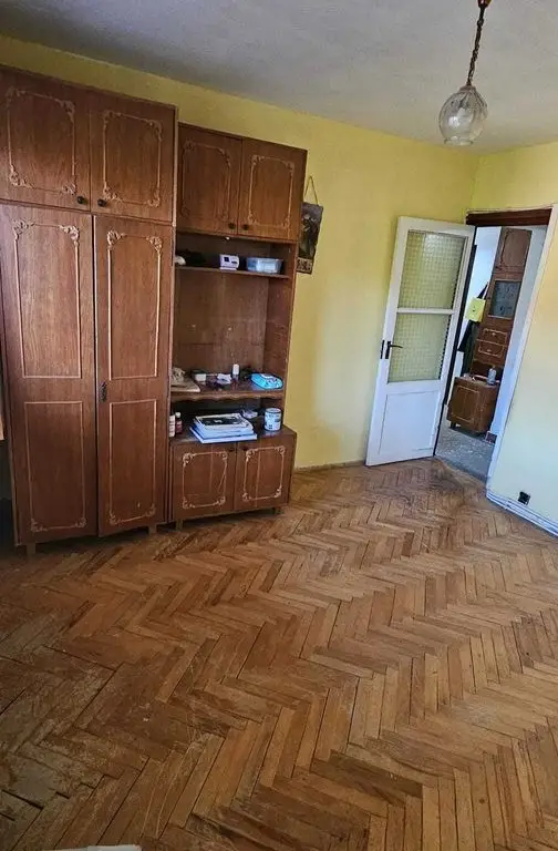 BRASADAS vinde ap 2 cam Carpati2 etaj 4/4.