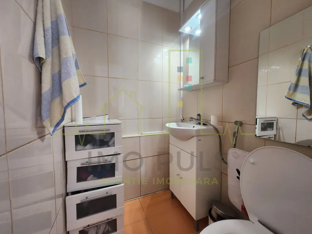 3 Camere. 2 Bai. Apartament pe 2 nivele. Pretabil investitie.