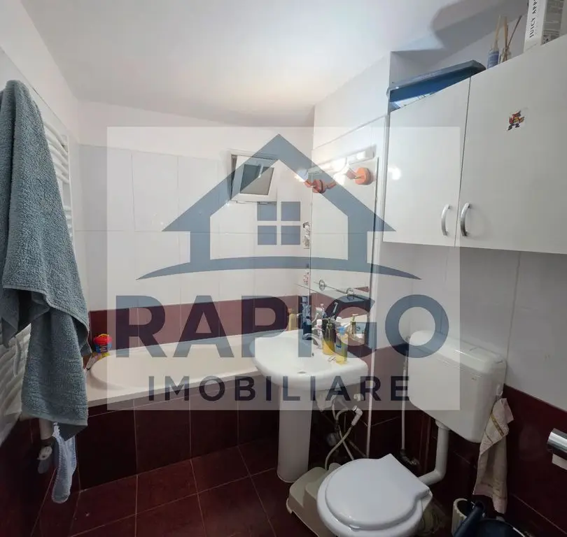 Vand apartament cu 4 camere aproape de centru