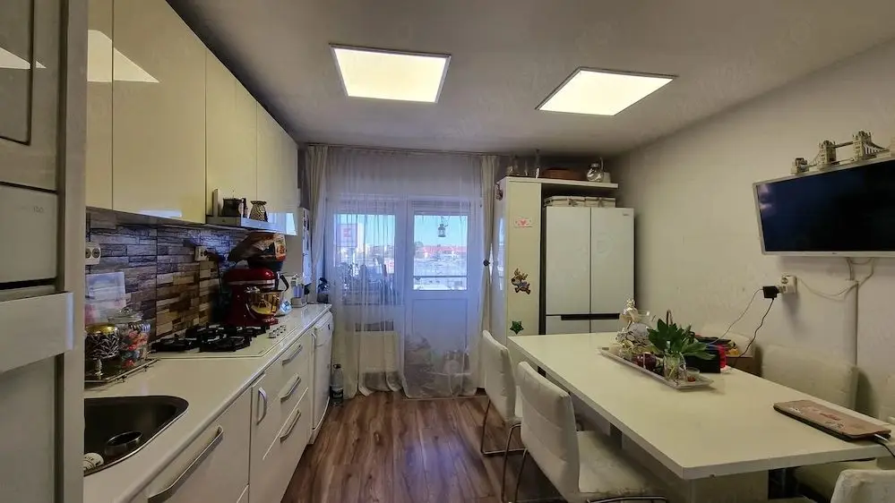 BRASADAS vinde ap 3 cam modernizat și parțial mobilat.