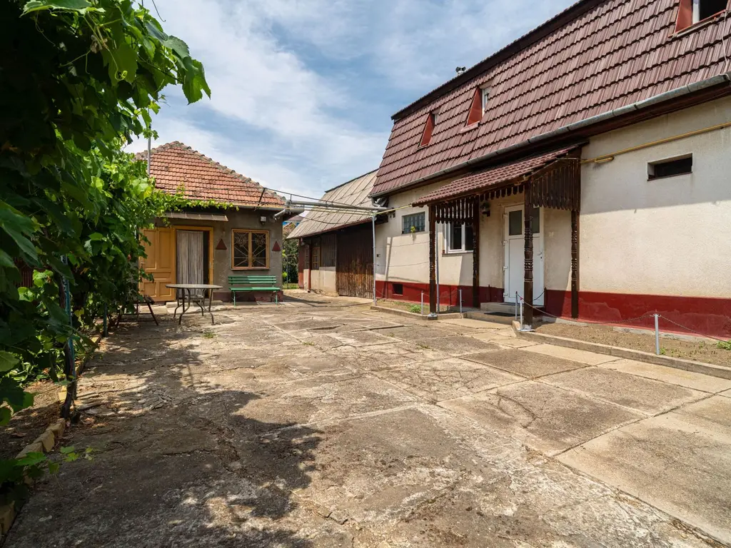 Casa 5 camere - teren 688 mp - Parneava - COMISION 0