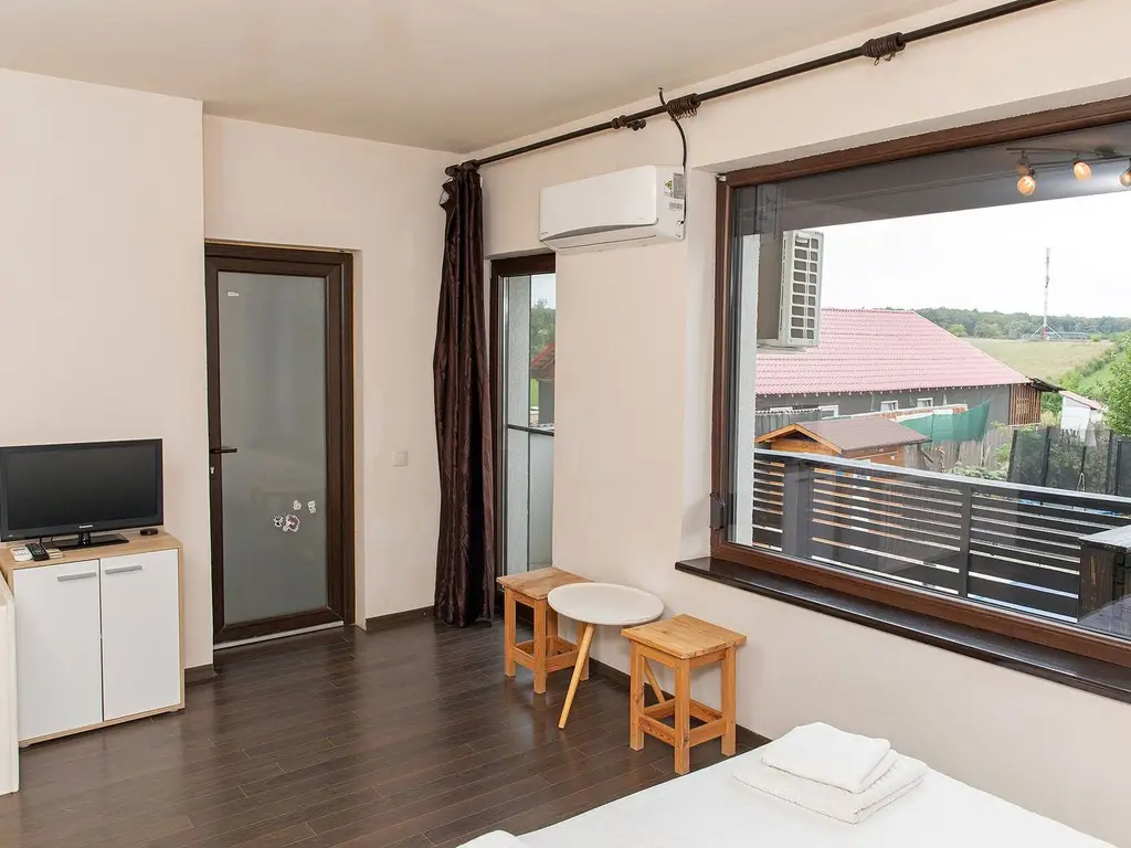 Vilă 5 dormitoare, 4 băi, 2 248mp teren, piscină. Preț: 229 000 E.