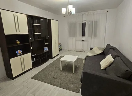 De inchiriat apartament 2 camere, Piața Centrală, et. 4, renovat, 450 eur