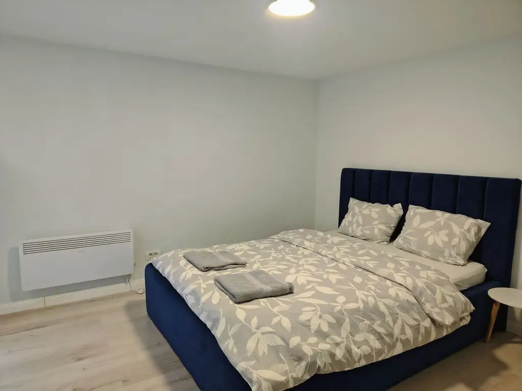 Chirie: apartament ultracentral, 3 camere 450 E neg. Comision 50%
