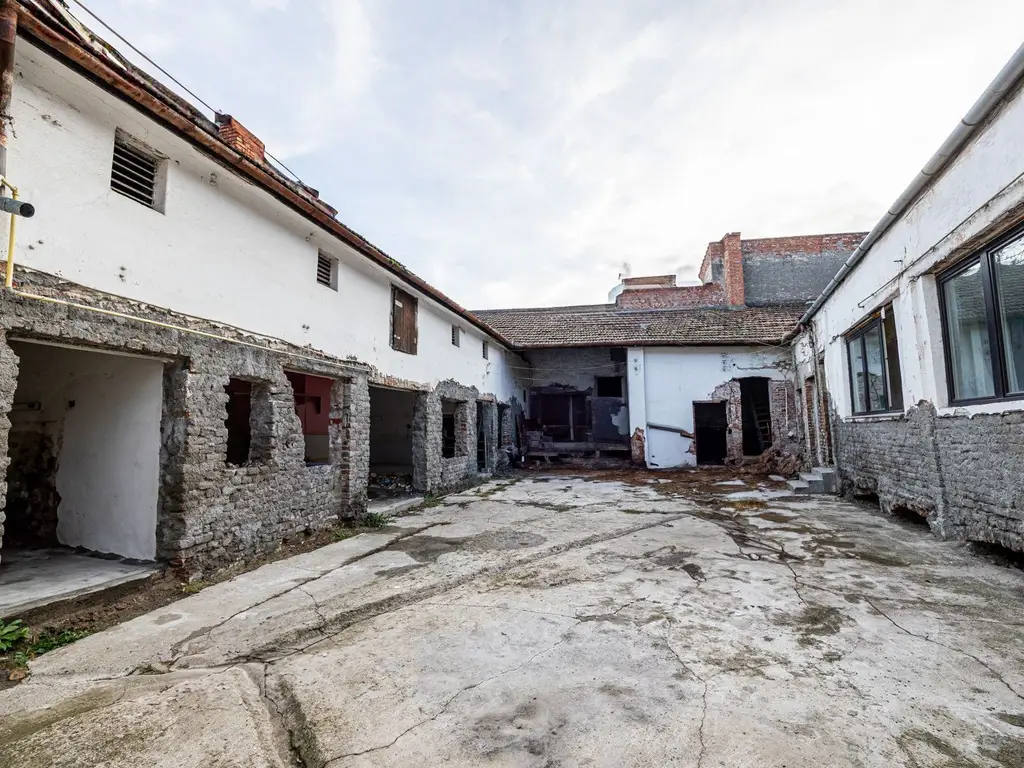 Proiect de clinică sau birouri în centru – casă cu demisol, de renovat