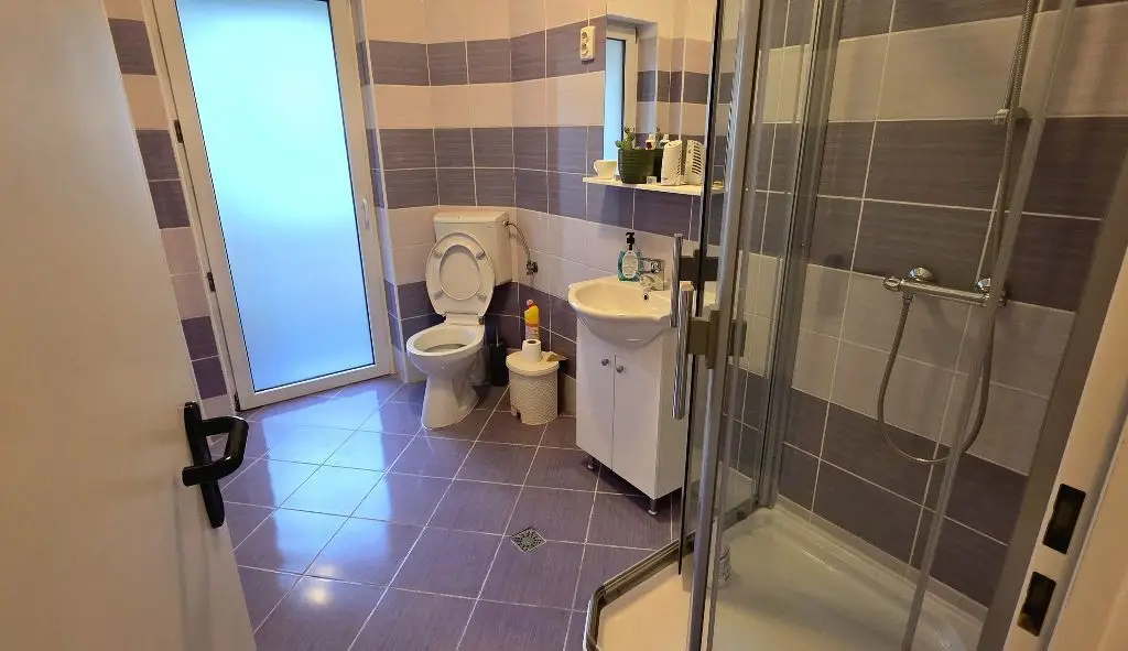 Dacia apartament 4 camere nemobilate de inchiriat