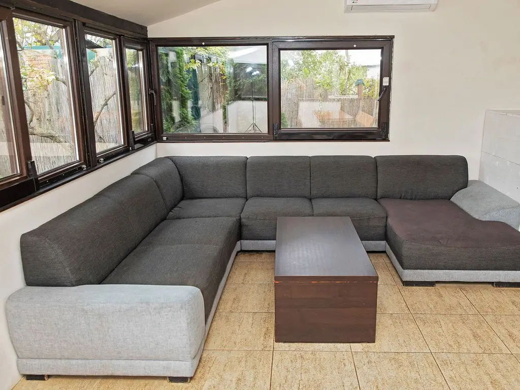 Vilă 5 dormitoare, 4 băi, 2 248mp teren, piscină. Preț: 229 000 E.