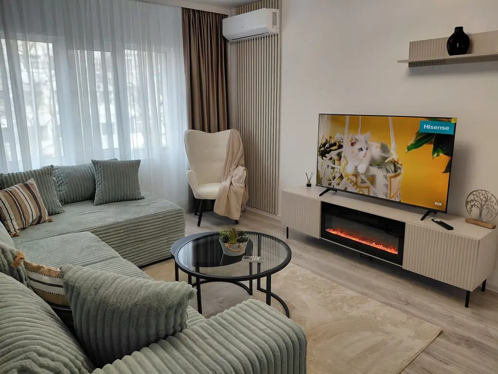 Vanzare - apartament cu 3 camere, Micro 16, renovat, mobilat nou