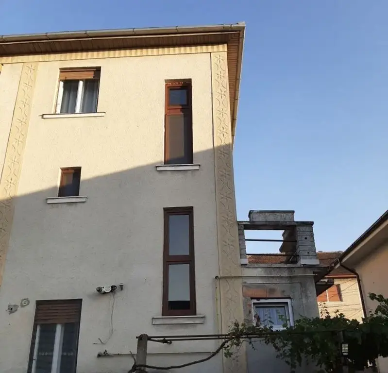 ageuropa.ro vinde casa P+2, duplex, zona Piata Mica