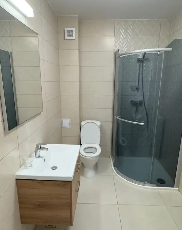 Inchiriez ap 2 camere, mobil utilat modern, loc parcare- 550 euro/luna