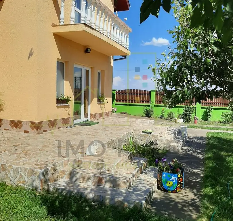 Casa individuala in Dudestii Noi. Panouri solare.