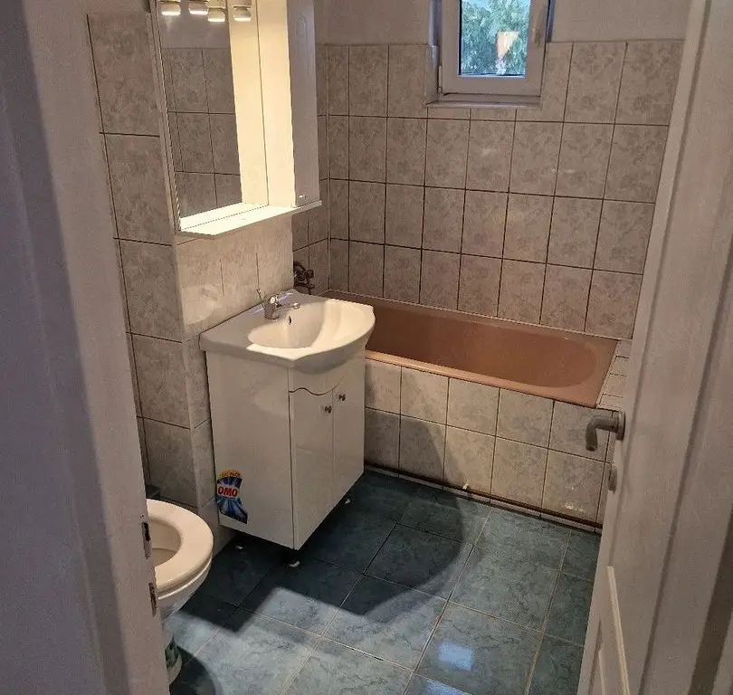 Apartament 2 camere decomandat -spatios ,balcon inchis, zona Sarelui