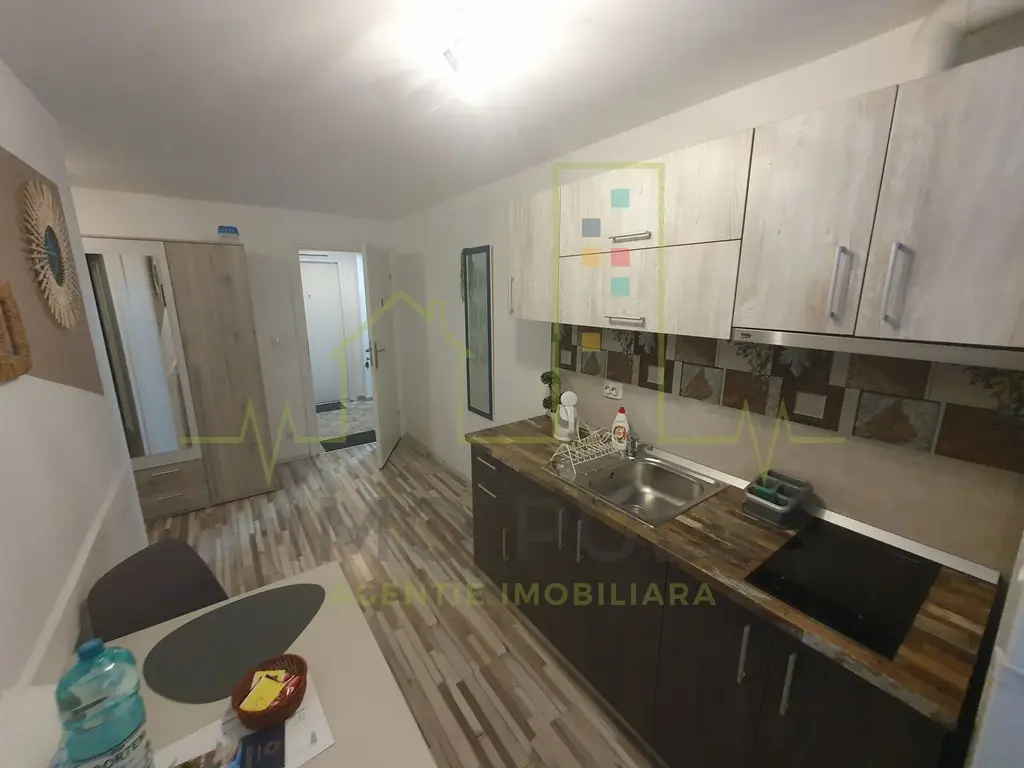 Casa + 5 apartamente + spatiu de inchiriat + parcari. Pretabil locuit + afacere