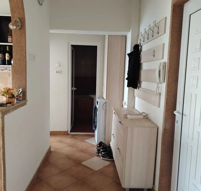 BRASADAS vinde ap 2 cam etaj 4/8,in zona SOARELUI.