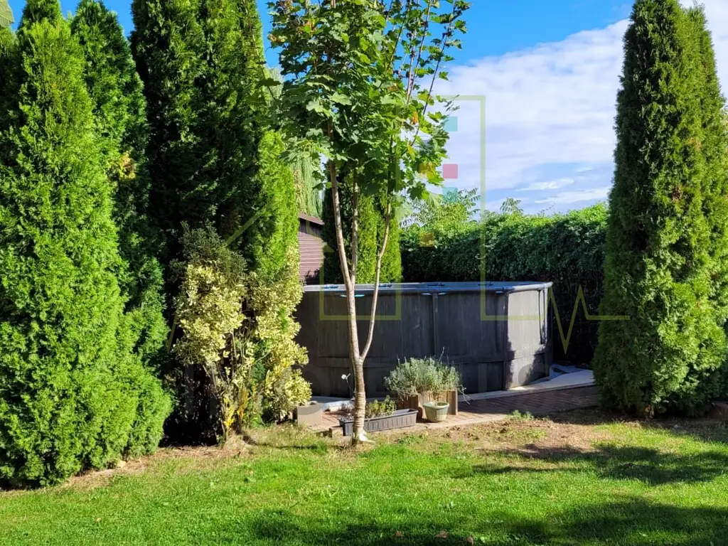 Apartament in vila cu curte mare. Parter.