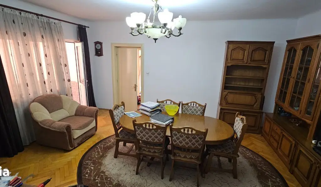 Vila P+1 Piața Muncii , strada Orzari, apartament cu 3 camere la Parer