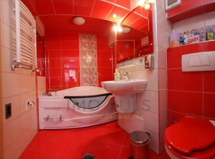 5 Camere. Etaj 1. Complex.