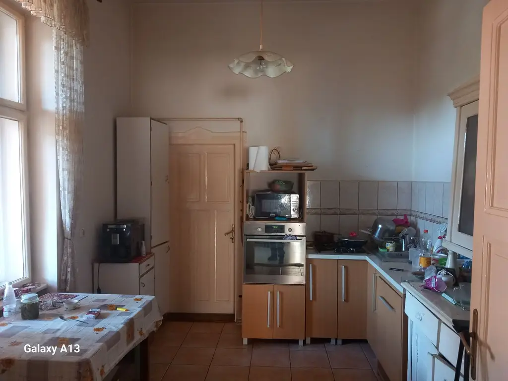 Ag BRASADAS vinde casa 4 camere cu teren 8 ari in zona CENTRALA.