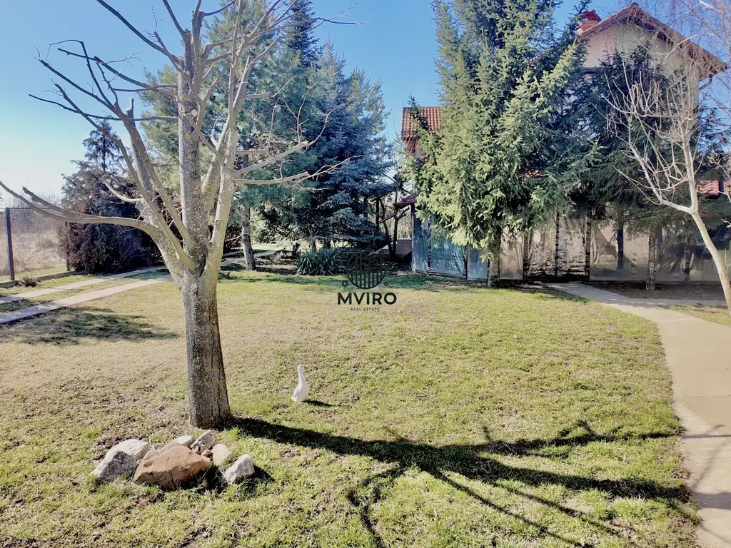 Casa de vanzare in Targoviste - 5 camere, 2 garaje, teren generos