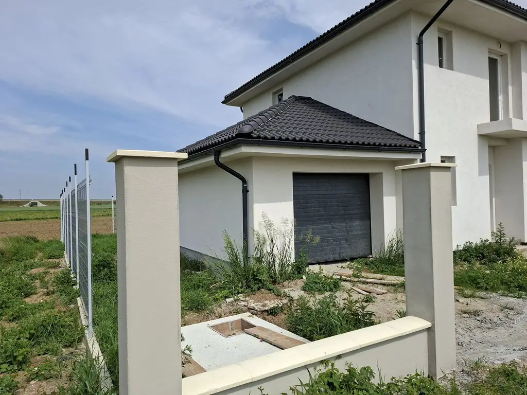 CASA NOUA IN GRI DE VANZARE