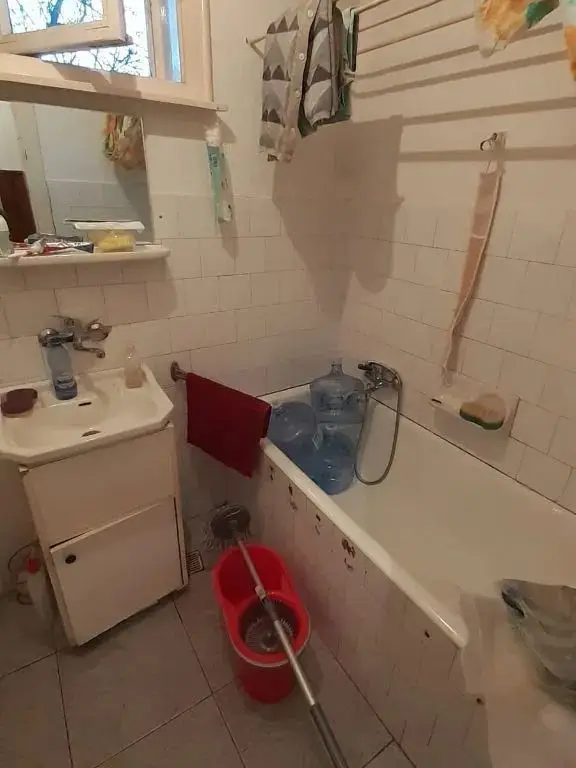 ageuropa.ro vinde ap. 2 cam. la parterul unei case în zona Carpați 2.
