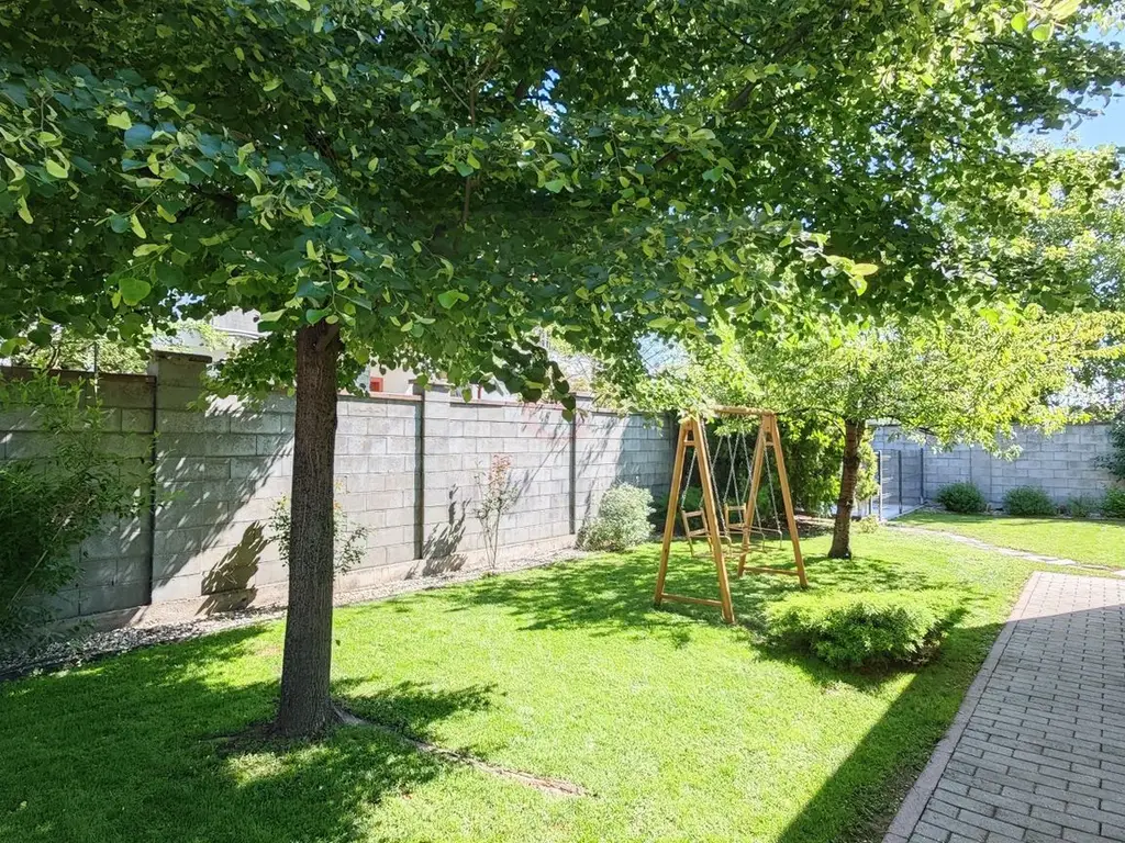 Casa mare. Posibil si clinica, camin batrani, invatamant, sediu firma.