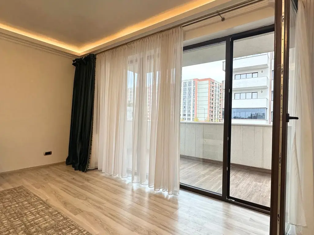 Vând apartament 3 camere 3 minute de Coresi complex ISARAN