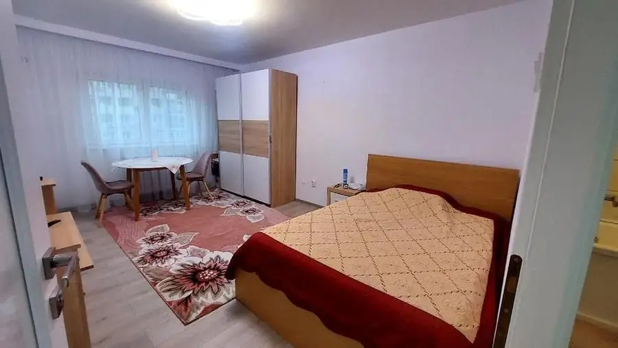 BRASADAS iNCHIRIAZA Garsoniera Mihai Bravu luminoasa vedere stradala