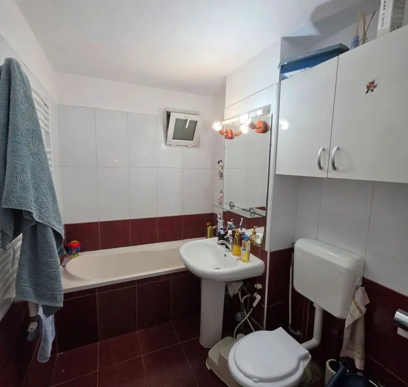 Vand apartament cu 4 camere aproape de centru