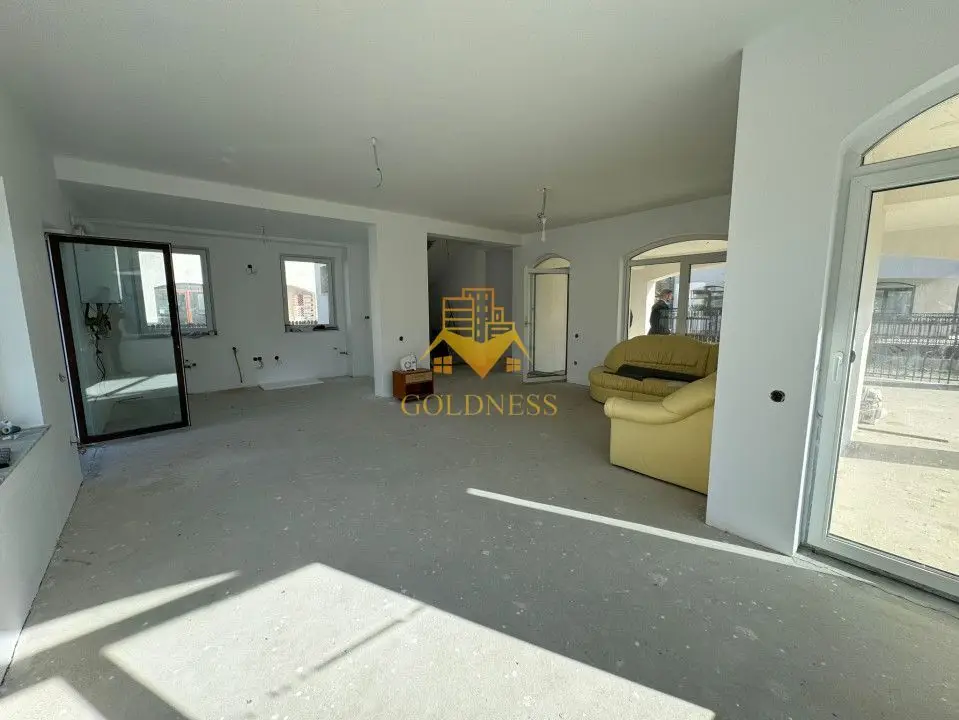 Casa 4 Camere Semifinisata, 2 Garaje, Curte 450mp, Terase 93mp, Dezmir