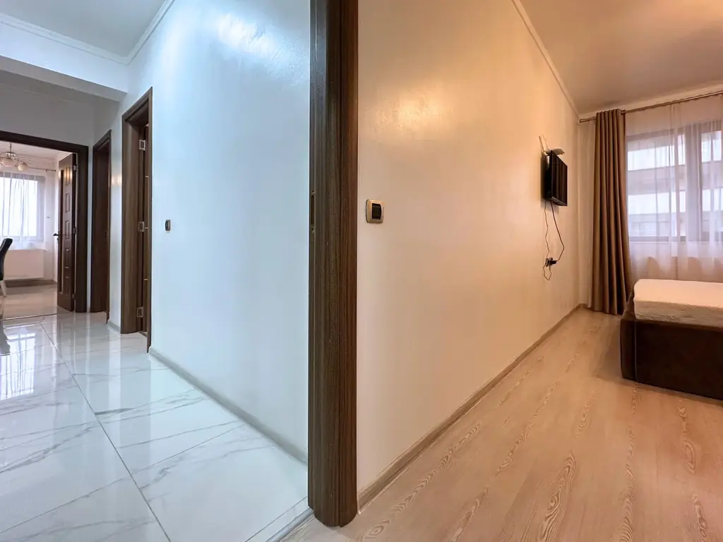 Vând apartament 3 camere 3 minute de Coresi complex ISARAN