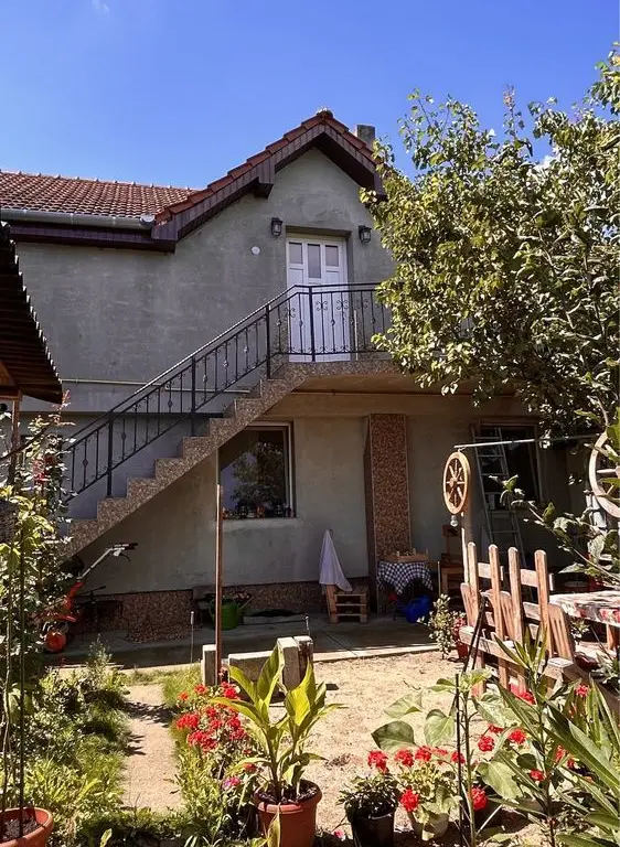 BRASADAS vinde casă cu etaj 8 cam 8 ari zona BOTIZULUI.