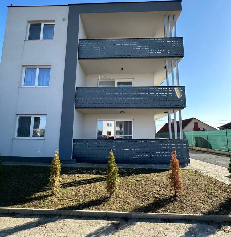 Vând apartament cu trei camere